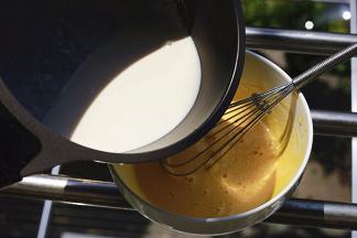 拌匀的蛋黄液中，缓慢倒入温热的牛奶，搅拌均匀（牛奶的温度一定要低温，否则会变成蛋黄汤的喔）