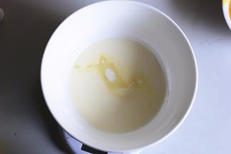 将32g冷藏的淡奶油加入3g细砂糖，打至2-3分发左右，流动性变弱即可（不要打到有型喔，会使得雪糕不太容易脱模的）