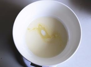 将32g冷藏的淡奶油加入3g细砂糖，打至2-3分发左右，流动性变弱即可（不要打到有型喔，会使得雪糕不太容易脱模的）
