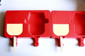 模具中放入冰棒棍，将雪糕液倒入模具脸部