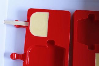 入冷冻层，冷冻至硬，脸部便完成了