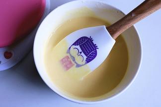 将50g蛋奶酱与之混合，搅拌均匀