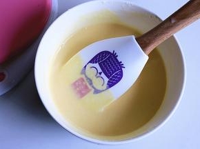 将50g蛋奶酱与之混合，搅拌均匀