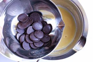 将90g蛋奶酱，再加温，不要太烫，60-70度即可关火，加入黑巧克力币