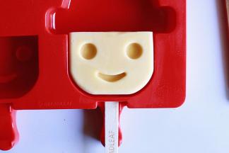 取出冻硬的脸部，翻转一下，五官向上，放入右侧模具内相应的位置