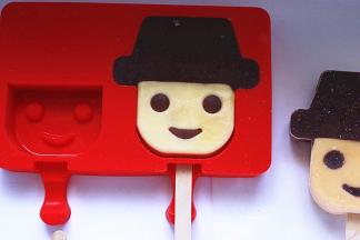 将黑色巧克力雪糕糊倒入，并画出五官，冷冻3-4小时冻硬后，即可脱模食用