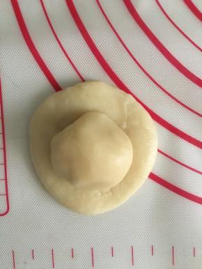 油皮压扁包住油酥