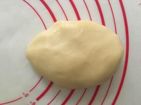 把低筋面粉和玉米油混合均匀备用