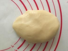 把低筋面粉和玉米油混合均匀备用