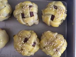 刷完蛋液之后撒适量的芝麻，上下火180度烤20分钟