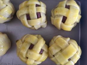 包完之后，上面刷一层蛋液