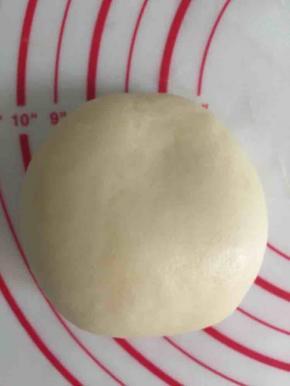 所有材料a混合均匀制作成油皮，揉成面团，醒面15分钟左右