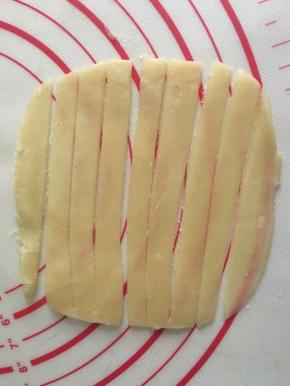 压扁擀圆，切成段