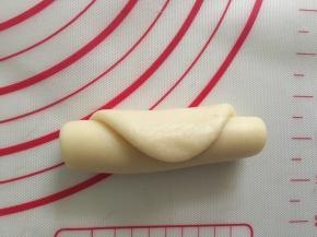 擀成长舌状，卷起来，再擀成长舌状，再卷起来