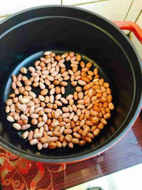 花生放锅里小火烹熟，以便去皮。
