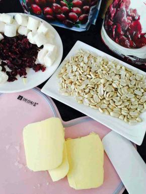 烹好的花生去皮，蔓越莓切碎。
第二次做的时候花生是整粒放进去的，效果很棒。