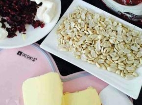 烹好的花生去皮，蔓越莓切碎。
第二次做的时候花生是整粒放进去的，效果很棒。