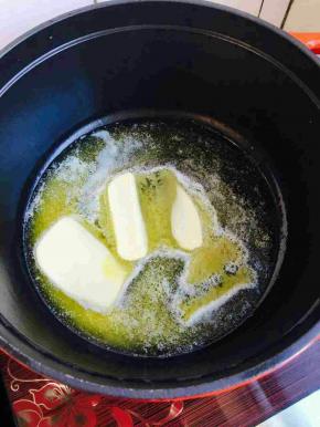 锅预热，放黄油小火至融化。