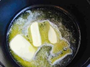 锅预热，放黄油小火至融化。