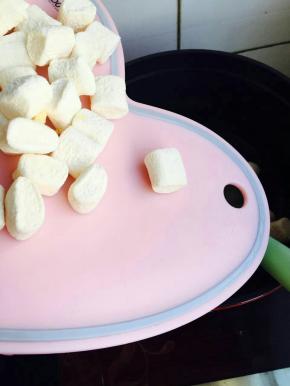 等黄油融化，加棉花糖，最好是白色的。