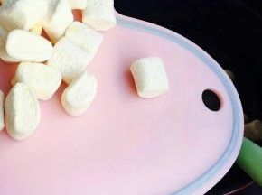 等黄油融化，加棉花糖，最好是白色的。