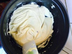 棉花糖融化，加奶粉。