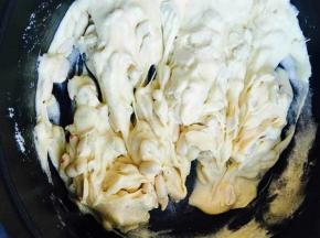 用力搅拌，加花生。