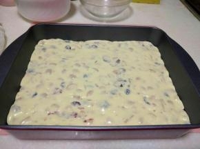 搅拌均匀的牛轧糖放盘里，用擀面杖擀平。