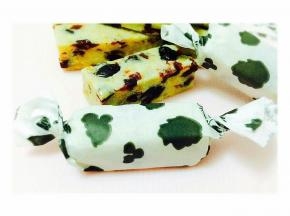 根据自己喜欢的大小切块，用糖纸包起来。