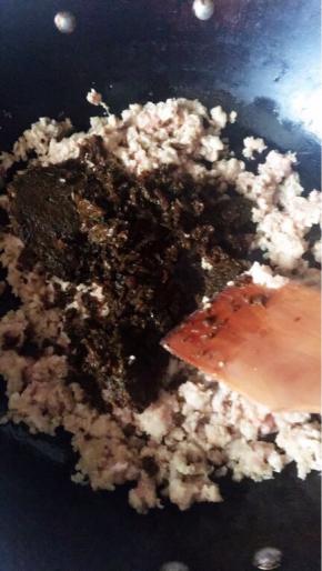 倒入芽菜炒匀。