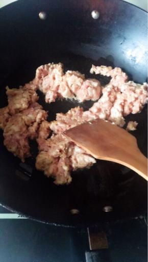炒锅热油，将肉馅倒入，炒断生。