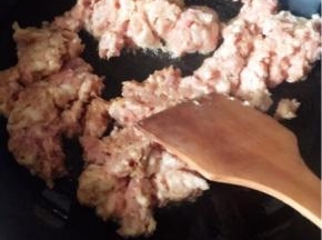 炒锅热油，将肉馅倒入，炒断生。
