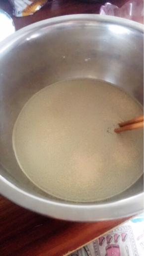 将酵母倒入水中，轻微搅拌，静置约5分钟，使酵母做好工作的准备。