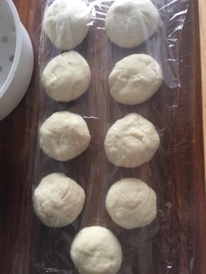 面团排气后，适量揉一下，分成小面团。家里吃，可大可小，按自己喜好来。