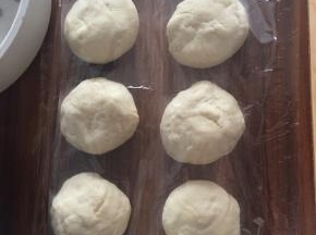 面团排气后，适量揉一下，分成小面团。家里吃，可大可小，按自己喜好来。