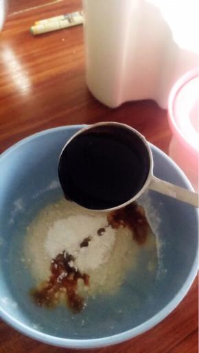 一茶匙无盐生抽，搅拌均匀。