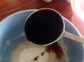 一茶匙无盐生抽，搅拌均匀。