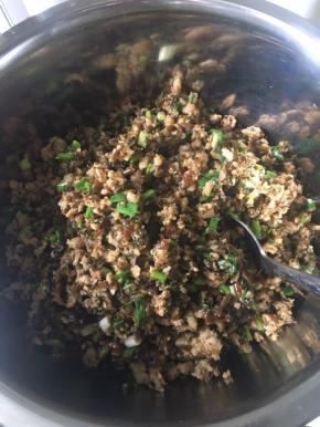 炒好的馅，香喷喷的，放凉待用。