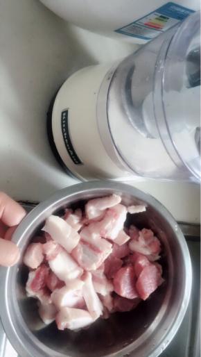 不太喜欢自己剁肉，也不喜欢外面的机器打得太烂。使用家里料理机打肉馅，瘦肉和肥肉的比例为4：6。