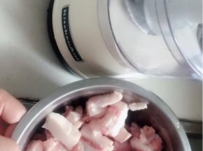 不太喜欢自己剁肉，也不喜欢外面的机器打得太烂。使用家里料理机打肉馅，瘦肉和肥肉的比例为4：6。