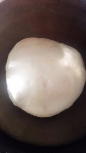 揉好后，如图光滑的状态，放入烤箱，在发酵状态下30-40分钟。在发酵的时候，开始准备肉馅。