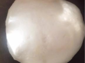 揉好后，如图光滑的状态，放入烤箱，在发酵状态下30-40分钟。在发酵的时候，开始准备肉馅。