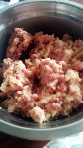 料液倒入肉馅中，搅拌均匀。