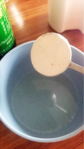 弃掉姜丝，加入一茶匙红薯淀粉。