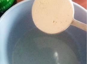 弃掉姜丝，加入一茶匙红薯淀粉。