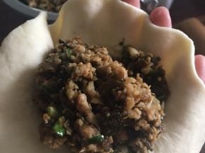 好大的面饼，好多的馅儿～