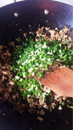 再倒入葱花，炒匀。