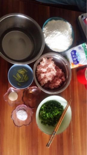 准备好所有的材料。姜丝泡在一茶匙水中，大约半小时，制作为生姜水。