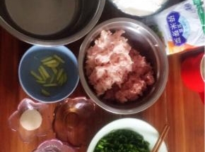 准备好所有的材料。姜丝泡在一茶匙水中，大约半小时，制作为生姜水。