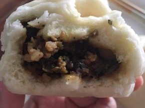 冷水放入锅中，包子放在蒸笼上，大火将水烧开，调至中火蒸20分钟，关火闷5分钟。即可出锅，吃上热气腾腾的肉包子。